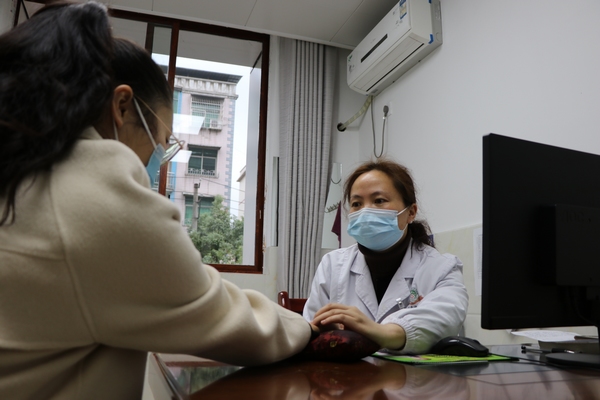 中醫(yī)正在給患者把脈。